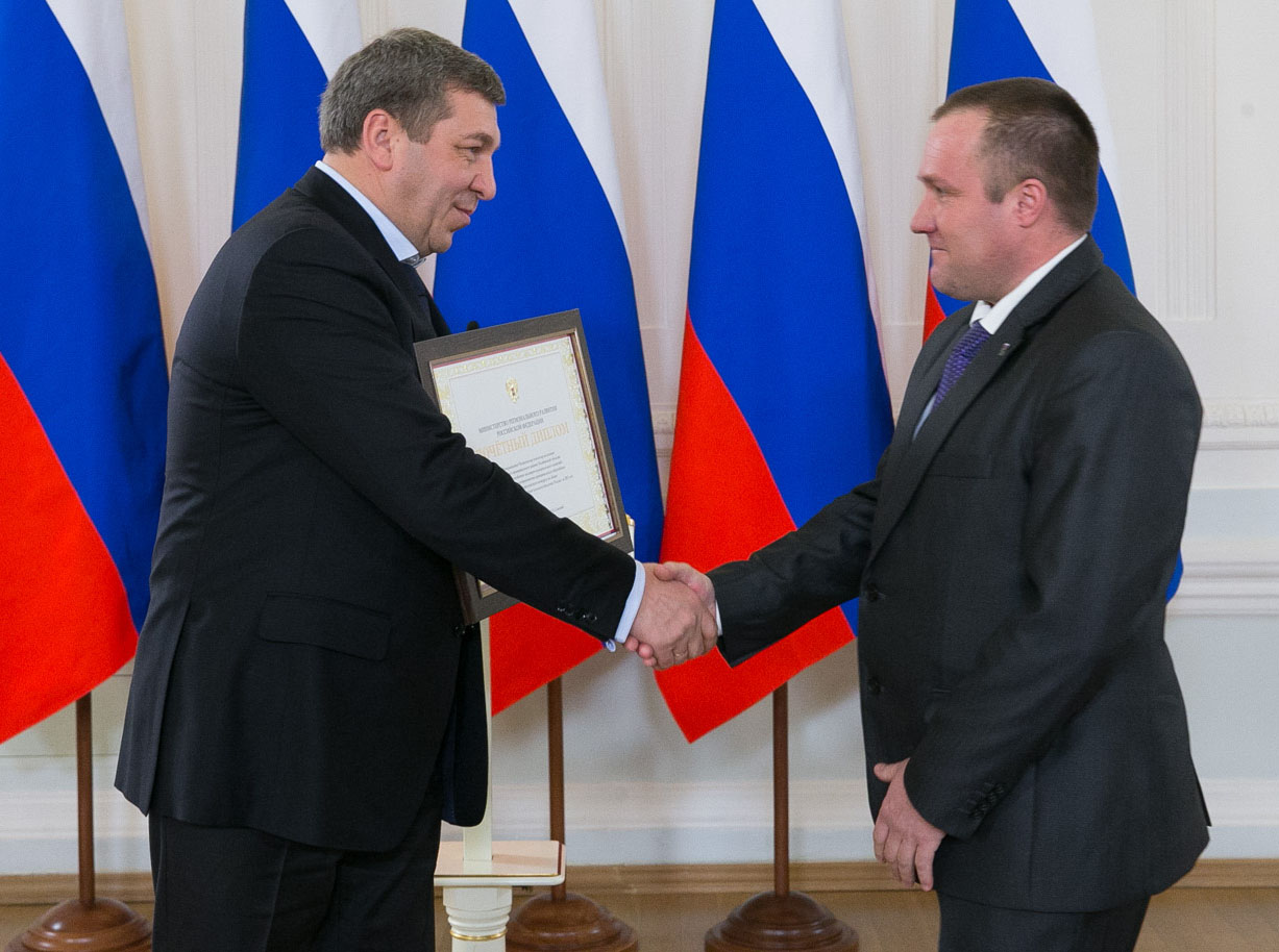 На фото почетный диплом Сергею Перчаткину вручает министр регионального развития РФ Игорь Слюняев