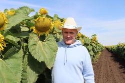 Глава КФХ «Березка» Денис Шумских получил Благодарность за многолетний труд полномочного представителя президента России Артёма Жоги