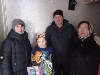 В рамках всероссийской акции «Елка желаний» деткам и пожилым людям в преддверии праздников подарили чудо их земляки