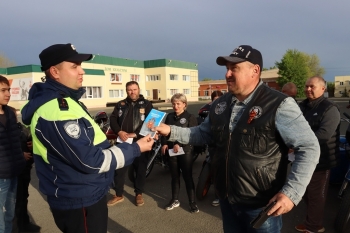В Чесме руководитель Госавтоинспекции провел встречу с байкерами