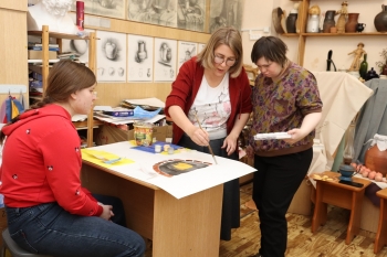 На протяжении девяти лет Марина Овчинникова помогает людям с особенными возможностями здоровья обрести себя через творчество