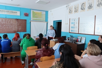 Сотрудники Госавтоинспекции ОМВД России по Чесменскому району продолжают встречи на тему дорожной безопасности с подрастающим поколением