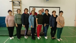 В спортивном зале МБОУ «Тарасовская СОШ» педагоги собрались для выполнения нормативов ГТО