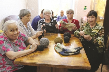 Женщины Чесменского района вяжут шерстяные носки для мобилизованных мужчин