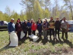 Жители поселка Беловка высадили 300 деревьев и убрали свалку в лесу