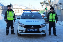 Госавтоинспекторы Чесменского района помогли автоледи, оказавшейся в сложной ситуации на дороге