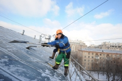 Губернатор Челябинской области Алексей Текслер получил главам территорий контролировать ситуацию с очисткой крыш от снега
