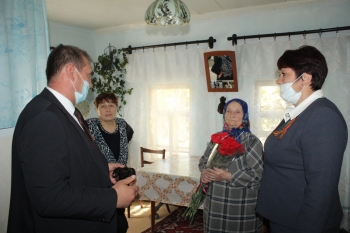 Приятный и долгожданный подарок накануне юбилея Победы получила жительница Чесмы, вдова участника ВОв Анна Ильинична Плюхина