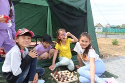 Проходят квесты и играют в шахматы: при мечети поселка Редутово работает детский проект «Аманат»