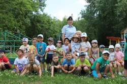 Сотрудники чесменской полиции побеседовали с дошкольниками о правилах безопасности в летний период