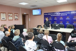 В Чесменском районе сотрудники полиции провели День открытых дверей для подрастающего поколения