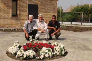 Творить доброе может каждый: возле редутовской мечети разбили цветники и высадили деревья