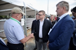 Алексей Текслер открыл областную агропромышленную выставку «АГРО-2022»