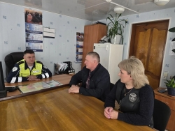 Врио начальника Госавтоинспекции Алексей Васильков встретился с представителем местного мотосообщества Надеждой Давыденко и начальником территориального отдела Александром Торбенко