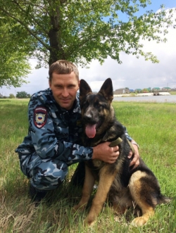 21 июня свой профессиональный праздник отмечают полицейский-кинолог изолятора временного содержания Отделения МВД России по Чесменскому району Дмитрий Цыбренок и его боевой товарищ Адмирал.