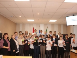 В Чесменском районе подростков поздравили с получением паспортов
