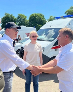 Челябинская область передала ДНР медицинские автомобили и гуманитарный груз