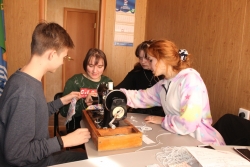 Юные чесменские волонтеры организовали мастер-класс по пошиву медицинских масок в рамках Всероссийской акции взаимопомощи во время пандемии коронавируса #МыВместе
