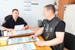 Начальник Госавтоинспекции ОМВД России по Чесменскому району Максим Черниюк встретился с руководителем местного мотосообщества Александром Баландиным
