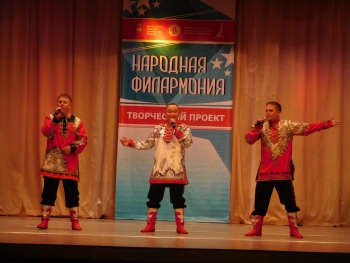 Творческие коллективы Чесменского района выступили в Бредах