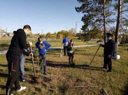 Чесменские полицейские высадили молодые деревья в рамках акции «Лес Победы»
