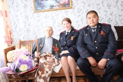 Чесменские полицейские и общественники поздравили с Днем Победы ветерана Великой Отечественной войны Ивана Андреевича Алексеева