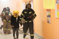 Спасли трех «пострадавших»: в Чесменской средней школе № 1 прошли пожарно-тактические учения по эвакуации в случае возникновения пожара