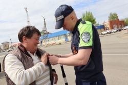 Госавтоинспекторы Чесмы вручили водителям георгиевские ленточки