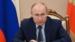 Владимир Путин поручил начать выплаты на школьников со 2 августа