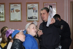 «Каникулы с Общественным советом»: в Чесменском районе полицейские провели экскурсию для школьников