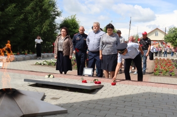В Чесменском районе сотрудники полиции и общественники приняли участие в торжественном митинге, посвященном Дню памяти и скорби