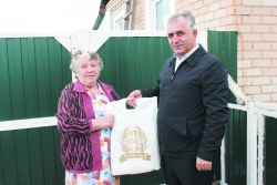 Пожилые жители Углицкого, Светловского и Калиновского сельских поселений получили в подарок бесплатные продуктовые наборы