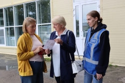 Полицейские совместно с дружинниками напомнили жителям Чесменского района об уловках мошенников