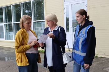 Полицейские совместно с дружинниками напомнили жителям Чесменского района об уловках мошенников