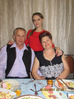 Уже 55 лет рука об руку идут по жизни мои бабушка и дедушка Зинаида Федоровна и Иван Лукьянович Сиротюк