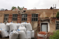 В поселке Калиновский продолжается долгожданный ремонт местного Дома культуры