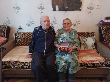 Супруги Ерахтины одними из первых в нашем районе получили знак отличия Челябинской области «Семейное счастье»