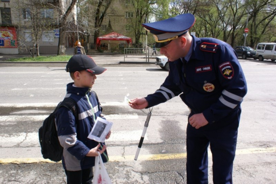 Образование дпс. ГАИ И дети. Инспектор ГИБДД И дети на дороге. ДПС для детей. Инспектор ГАИ для детей.