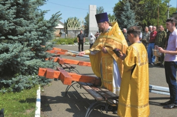 С четырёх сторон Чесмы установлены поклонные кресты